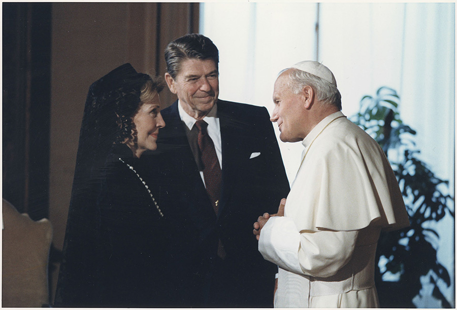 First Lady Nancy Reagan, President Ronald Reagan, and Pope John Paul II, Vatican, 1985 (nsf/Alamy)