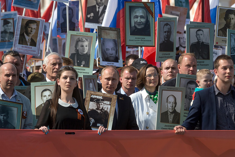 Vladimir Putin with the portrait of his father, Vladimir Spiridonivich, Victory Day, 2015 (Nikolay Vinokurov/Alamy)