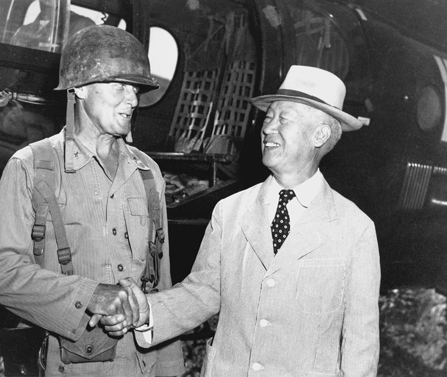 US General Edward Craig and South Korean President Syngman Rhee, 1950 (Everett Collection Historical/Alamy)
