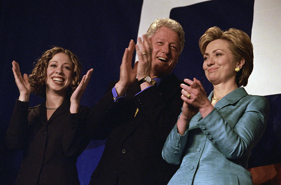 Chelsea Clinton, Bill Clinton, and Hillary Rodham Clinton, 2000 (Granger/Alamy)
